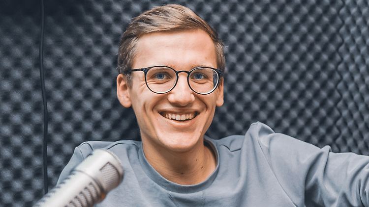Noah Leidinger is the podcast host of "Without Stocks Will Be Hard" - one of the largest stock podcasts in Germany
