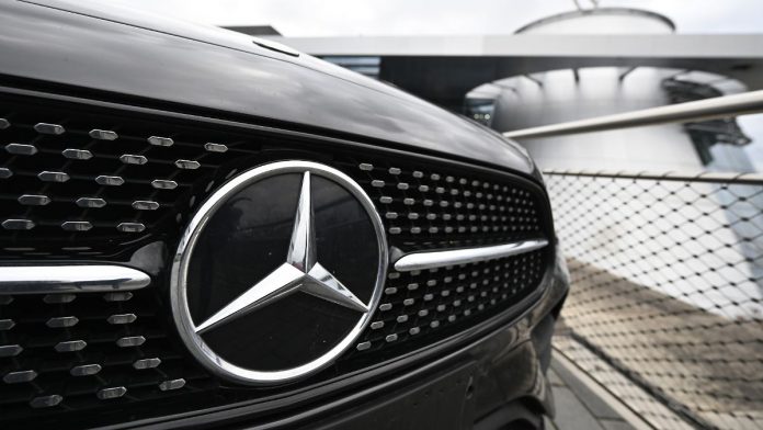Mercedes-Benz recalls 250,000 cars
