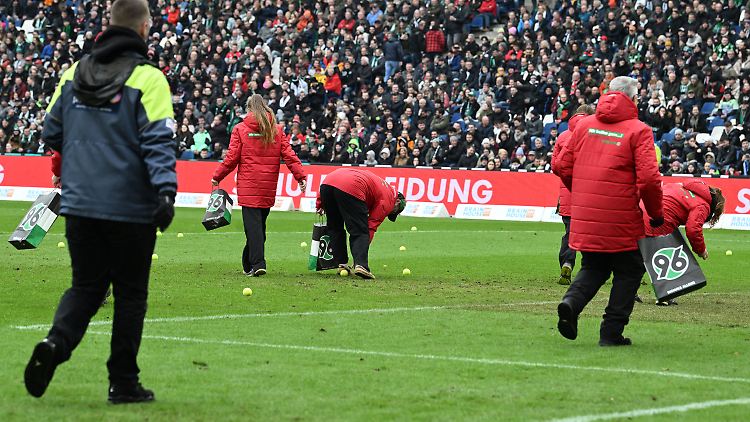 In Hanover, the fans diligently collected what they brought onto the pitch.