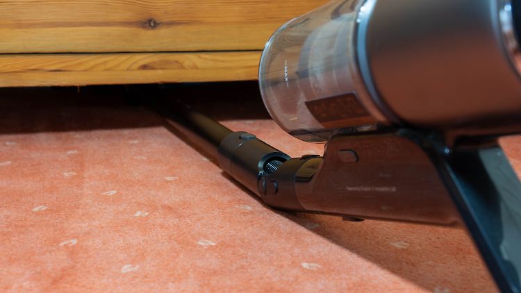 The flexible adapter makes it easy to vacuum even under low furniture.