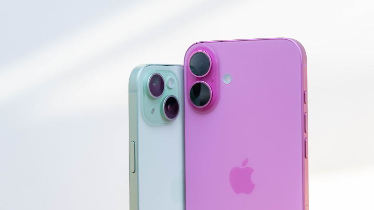 On the iPhone 16 (right), the cameras are arranged vertically.