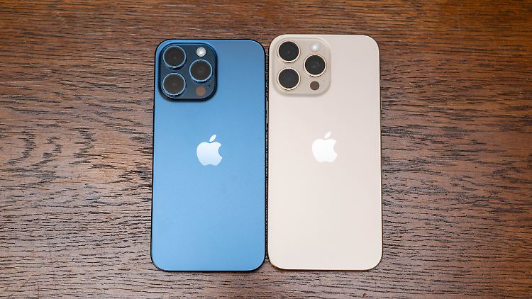 The iPhone 16 Pro Max (right) in size comparison with its predecessor.