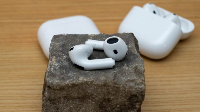 Apple makes earphone competition unnecessary
