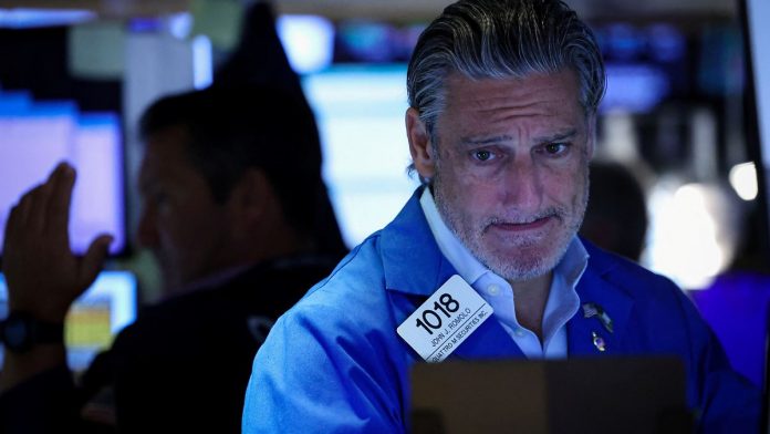 Economic concerns push US stock markets into the red
