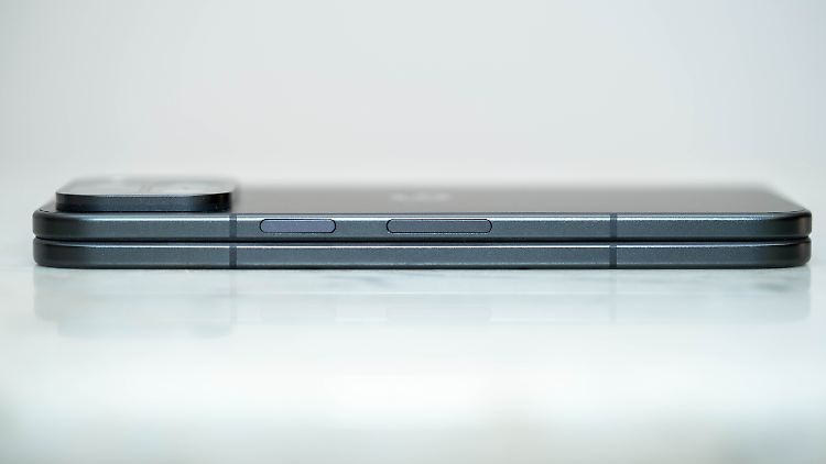 When folded, it is barely thicker than a normal smartphone.