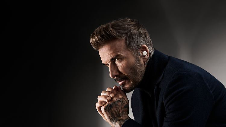 Brand ambassador David Beckham with the white Pi8 in his ear.