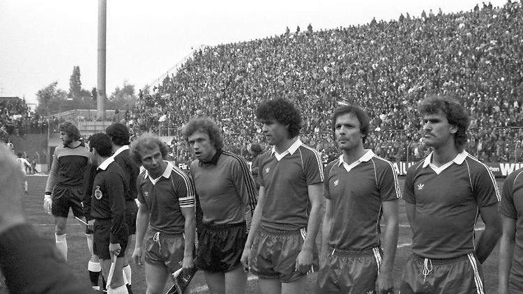 Borchers (r.) with the other Frankfurt legends Charly Körbel, Bruno Pezzey, Jürgen Pahl and Bernd Hölzenbein (from left) before the 2:3 in the UEFA Cup final first leg against Gladbach. With a 1-0 win in the second leg, the pot landed on the Main.