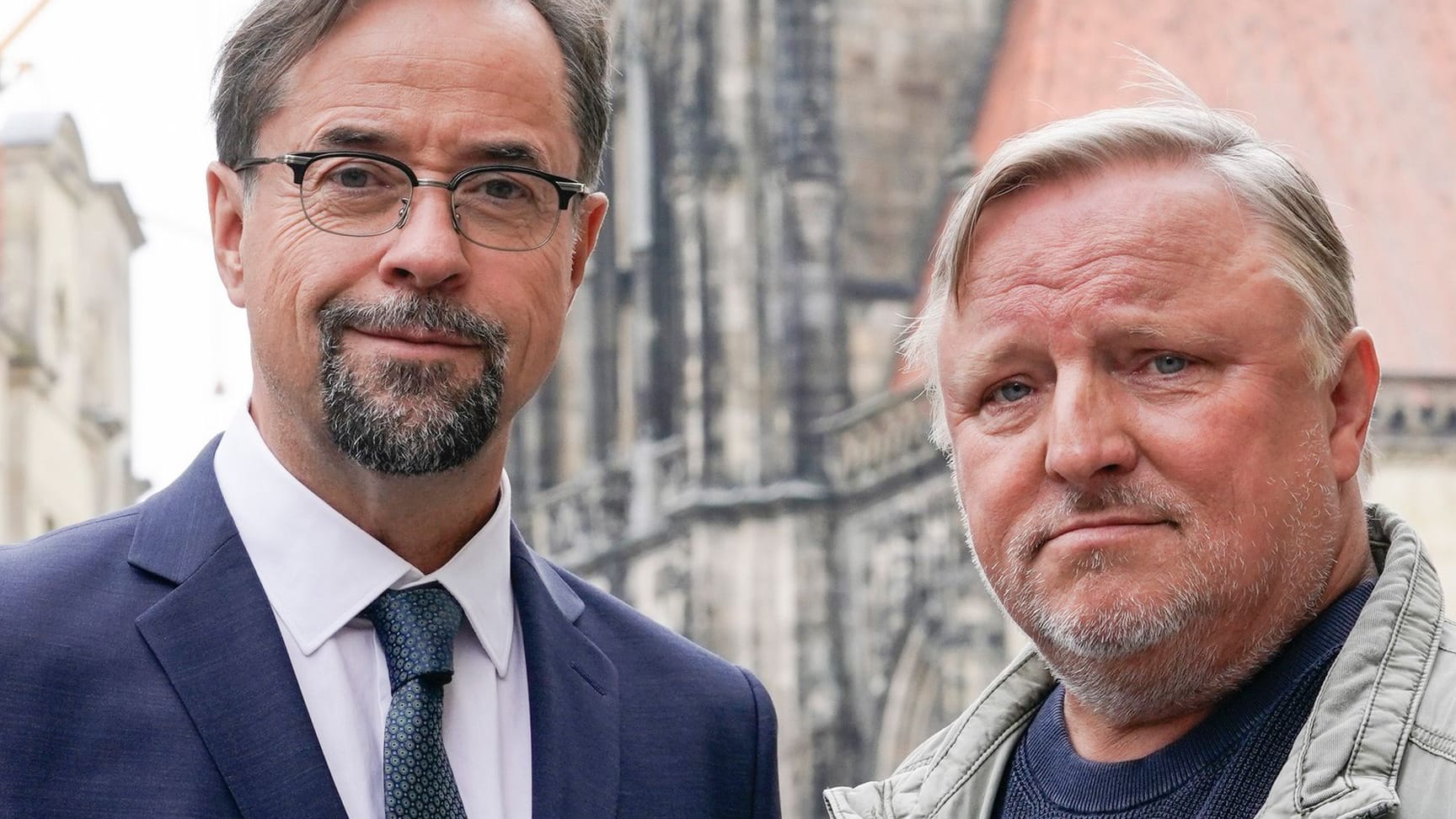 Jan Josef Liefers and Axel Prahl: They have stood for the since 22 "Crime scene" in front of the camera.' title='Jan Josef Liefers and Axel Prahl: They have stood for the since 22 "Crime scene" in front of the camera.' width="1728" height="972" class="bg-[url:var(--lqipURL)] bg-cover bg-center flex w-full max-w-full h-full" decoding="async"><span><picture><source media="(prefers-color-scheme:dark)"  type="image/svg+xml"></source><img style="--width:32;--height:32" loading="lazy" src="https://insanityflows.net/wp-content/uploads/2024/07/baldwin-trial-videos-show-camerawomans-death-throes.svg.svg+xml" alt="Enlarge the image" title="Enlarge the image" class="
        block
        h-[calc(var(--height)_/_16_*_1rem)]
        w-[calc(var(--width)_/_16_*_1rem)]
        max-w-none
        absolute bottom-8 right-8 rounded-4 bg-snow p-8" decoding="async"></picture></span></p>
<p><figcaption class="inline-block text-12 leading-15 pt-12">Jan Josef Liefers (l.) and Axel Prahl: They have stood for the for 22 years “Crime scene” in front of the camera.<!-- --> (Source: WDR/Bavaria Fiction GmbH/Thomas Kost)</figcaption></p>
</figure>
</div>
<div data-testid="StageLayout.StreamItem">
<p class="font-bold text-18 leading-17">Jan Josef Liefers and Axel Prahl are the stars in Münster “Crime scene”. WDR is apparently digging deep into its pockets for their commitment.</p>
</div>
<div data-testid="StageLayout.StreamItem">
<p class="text-18 leading-17">This Sunday evening, Frank Thiel and Professor Karl-Friedrich Boerne are investigating again on the Erste. In “Crime scene: You only die twice” is about the murder of a lawyer who was pierced by the spear of an exotic warrior sculpture and an insurance fraud. The actors Axel Prahl and Jan Josef Liefers have been playing the chief inspector and the forensic doctor for more than 20 years now “Crime scene” from Münster.</p>
</div>
<div data-testid="StageLayout.StreamItem">
<p class="text-18 leading-17">Westdeutscher Rundfunk is sticking with the popular duo. No wonder, the editions from the city in North Rhine-Westphalia have the highest ratings in the crime series. And the WDR costs a lot for that. Research by the industry magazine “Media Insider” should disclose the actors' salaries. Accordingly, Axel Prahl and Jan Josef Liefers have received 250,000 euros per episode since 2017. It is a flat-rate payment that also includes press appointments. As a rule, WDR broadcasts two episodes from Münster per year – accordingly, Axel Prahl and Jan Josef Liefers receive a total of 500,000 euros.</p>
</div>
<div data-testid="StageLayout.StreamItem">
<p class="text-18 leading-17">Christine Urwurf is also an integral part of the Münster”crime scene”. She embodies Boerne's assistant Silke Haller. However, she receives far less salary for her work than her male colleagues. For the output “You only die twice” According to the media report, this Sunday she received 22,000 euros. She was involved in four of the 23 days of filming. It is not known how many days of filming Axel Prahl and Jan Josef Liefers completed.</p>
</div>
<div data-testid="StageLayout.StreamItem">
<p class="text-18 leading-17">Axel Prahl just spoke to t-online about his role in the crime series. “It's always a great pleasure for me to be able to work with such an unpretentious, collegial actor colleague”he said about Jan Josef Liefers. “We're also very silly and childish at times, and I think the rest of the team has to have really strong nerves at times. But it's not uncommon for something entertaining to come out of it.”</p>
</div>
<div data-testid="StageLayout.StreamItem">
<p class="text-18 leading-17">How did you like this one? “Crime scene”? Write an email to Lesermeinung@stroeer.de. Please use the subject “Crime scene” and give reasons.</p>
</div>
</div></div><div class="td_block_wrap tdb_single_tags tdi_178 td-pb-border-top td_block_template_1"  data-td-block-uid="tdi_178" >
<style>.tdb_single_tags{margin-bottom:2px;font-family:var(--td_default_google_font_1,