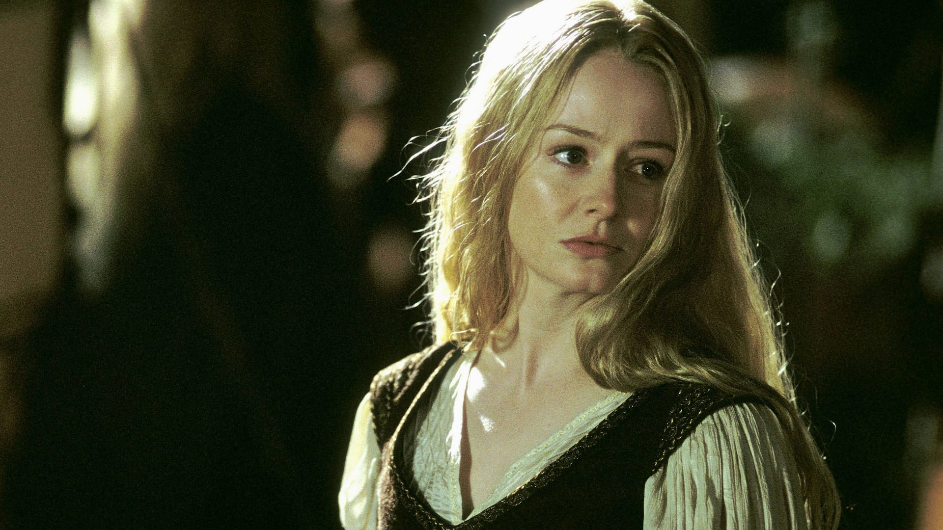 Miranda Otto: The actress embodied in the "Lord of the rings"-Trilogy the role of Eowyn.' title='Miranda Otto: The actress embodied in the "Lord of the rings"-Trilogy the role of Eowyn.' width="2973" height="1672" class="bg-[url:var(--lqipURL)] bg-cover bg-center flex w-full max-w-full h-full" decoding="async"><span><picture><source media="(prefers-color-scheme:dark)"  type="image/svg+xml"></source><img style="--width:32;--height:32" loading="lazy" src="https://insanityflows.net/wp-content/uploads/2024/07/baldwin-trial-videos-show-camerawomans-death-throes.svg.svg+xml" alt="Enlarge the image" title="Enlarge the image" class="
        block
        h-[calc(var(--height)_/_16_*_1rem)]
        w-[calc(var(--width)_/_16_*_1rem)]
        max-w-none
        absolute bottom-8 right-8 rounded-4 bg-snow p-8" decoding="async"></picture></span></p>
<p><figcaption class="inline-block text-12 leading-15 pt-12">Miranda Otto: The actress embodied in the “Lord of the rings”trilogy the role of Eowyn.<!-- --> (Source: IMAGO / Allstar / Mary Evans)</figcaption></p>
</figure>
</div>
<div data-testid="StageLayout.StreamItem">
<p class="font-bold text-18 leading-17">Her role as Eowyn made Miranda Otto world famous in the early 2000s. What is the actress' career like? “Lord of the rings” continue?</p>
</div>
<div data-testid="StageLayout.StreamItem">
<p class="text-18 leading-17">She has been in front of the camera since the 1980s, but it was director Peter Jackson who gave Miranda Otto her international breakthrough over 20 years ago. The Australian actress took on the role of Eowyn in the trilogy “Lord of the rings”. The film adaptation of JRR Tolkien broke records and catapulted the actors' careers.</p>
</div>
<div data-testid="StageLayout.StreamItem">
<p class="text-18 leading-17">Miranda Otto, who has been there before “Lord of the rings” After enjoying success as an actress, she continued her work in the industry. Two years after the last part “The Return of the King” Steven Spielberg brought her into the cast for the film “War of the Worlds”. The star director was impressed by her portrayal of Eowyn. Also in the series “The Starter Wife”, “Cashmere Mafia”, “Rake”, “Homeland”, “24: Legacy” or the miniseries “The Clearing” the now 57-year-old worked.</p>
</div>
<div data-testid="StageLayout.StreamItem">
<p class="text-18 leading-17">At a young age, however, acting was not Miranda Otto's first choice; instead, she considered studying medicine. But then she changes her mind. She gets in touch with the industry through her father, Barry Otto. The now 83-year-old has been in front of the camera as an actor since the 1970s. </p>
</div>
<div data-testid="StageLayout.StreamItem">
<p class="text-18 leading-17">“Growing up, I became friends with the two daughters of the director of the theater company my father worked for”Miranda Otto recalled in a 2002 interview. She writes her first own shows and performs. As a result, she is asked if she would like to be in the film “Emma's War” wanted to audition. “What happened then when I was about 16 or 17.” She makes her debut in the production. After school, she turned down a place to study medicine and went to an acting school.</p>
</div>
<div data-testid="StageLayout.StreamItem">
<p class="text-18 leading-17">Miranda Otto met her husband Peter O'Brien through her work. They became a couple in the early 2000s and tied the knot in 2003. Two years later, the wedding was followed by the birth of their daughter Darcey. </p>
</div>
<div data-testid="StageLayout.StreamItem">
<p class="text-18 leading-17">Darcey will graduate from a Los Angeles school in 2023. Miranda Otto celebrated this special day with a photo of her husband and daughter on Instagram. “I'm so proud of you, Darcey. You handled four chaotic years with grace and strength. Go out and enjoy the world”she says about the recording.</p>
</div>
<div data-testid="StageLayout.StreamItem">
<p class="text-18 leading-17">It remains to be seen whether Darcey will also be drawn to the acting industry. At least your parents enjoy the work. Miranda Otto and Peter O'Brian have also realized some joint projects in the past. Nevertheless, Miranda Otto agreed two years ago “Studio 10” admits that her role as Eowyn is still one of her favorite jobs: “I love the films. It was an incredible experience, such an amazing character to play.”</p>
</div>
</div></div><div class="td_block_wrap tdb_single_tags tdi_178 td-pb-border-top td_block_template_1"  data-td-block-uid="tdi_178" >
<style>.tdb_single_tags{margin-bottom:2px;font-family:var(--td_default_google_font_1,