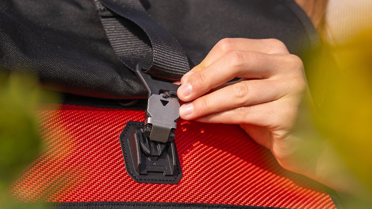 The buckle can be easily opened and closed with one hand.