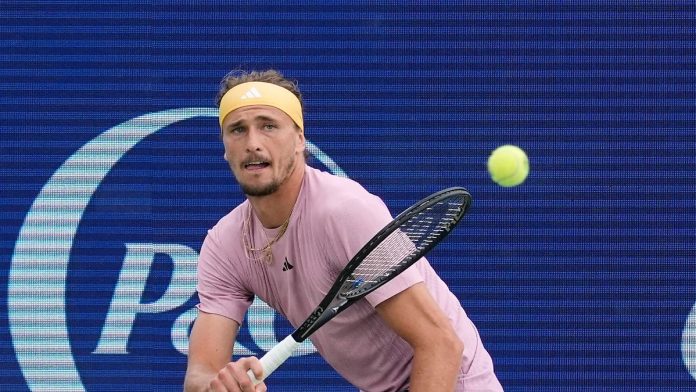 Alexander Zverev returns impressively
